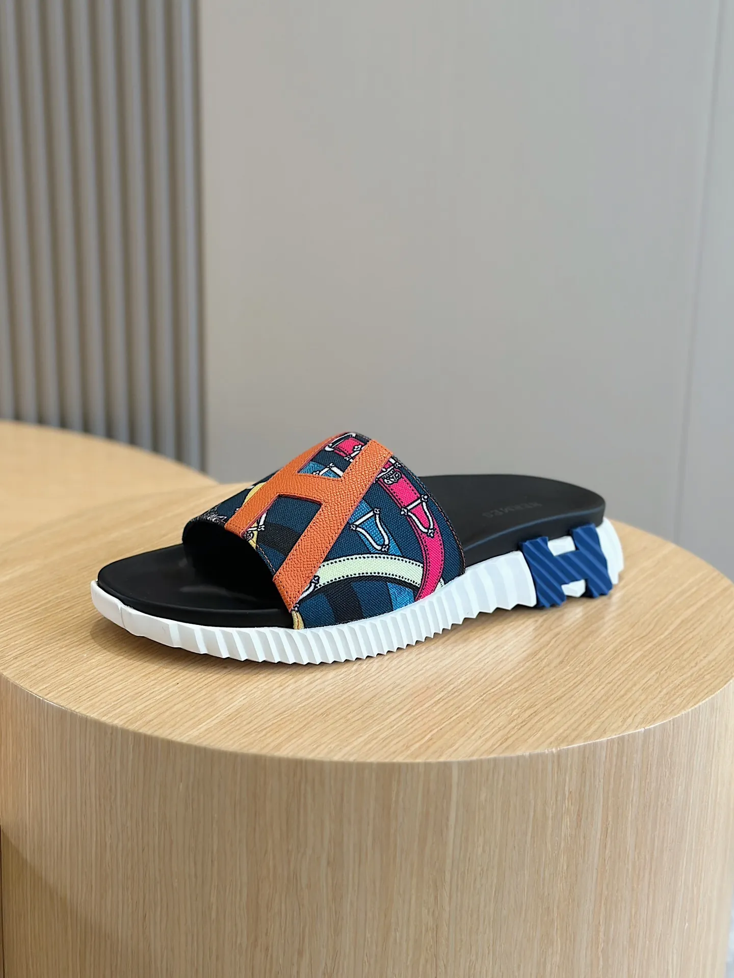 Factory price: 360💰Hermès [HERMÈS] Top Herme*H Home Hermès Men's Sandals and Slippers-Original Reproduction. Purchase the original version and make it one to one. The outsole is privately molded. The color of the outsole corresponding to each color is the same as the original version. Come to those who know the stuff 💪 The ultra-light soles are designed in contrasting colors, and they feel so comfortable on your feet! Calfskin, cowhide feet, private model outsole. Size: 39-44 (customized at 38.45)